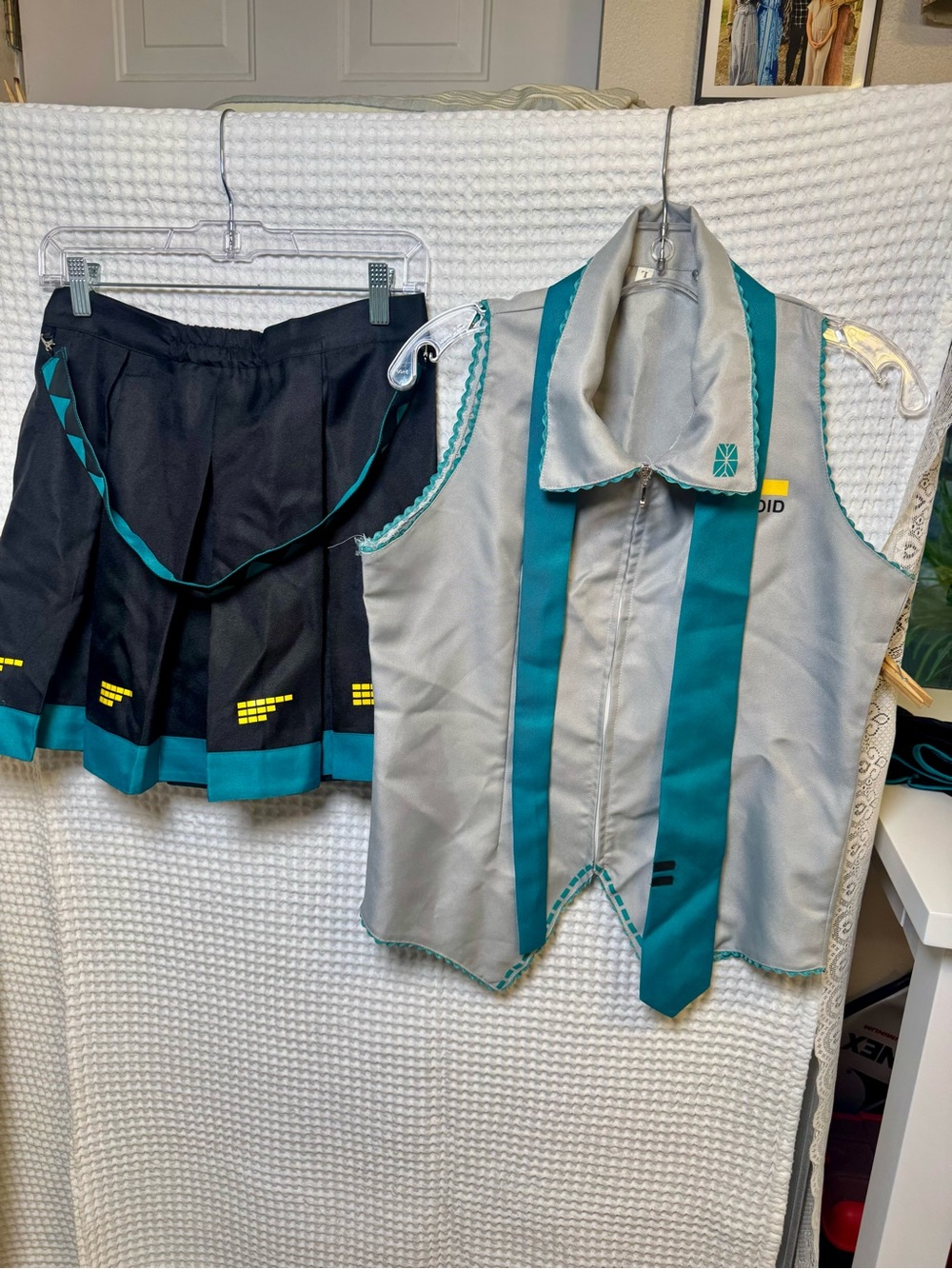 Hatsune Miku Vocaloid Cosplay 4-Piece Costume Set. Vest,Skirt,Arm and Leg